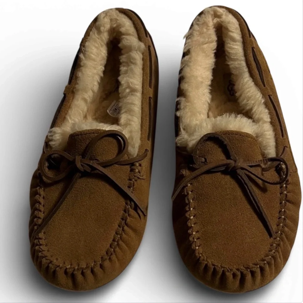 Ugg kids Dakota slippers sheepskin fur lined chestnut suede moccasin size 4 EUC